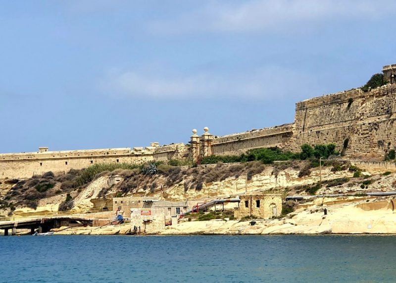 Tanrıların Kapısı, Rinella Körfezi'nin diğer tarafından görülen Fort Ricasoli kapısı